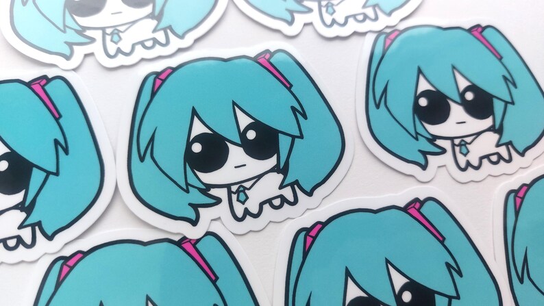 Pu&ograve; includere: Un set di sei adesivi con un personaggio dei cartoni animati con i capelli blu e occhi grandi. Il personaggio indossa una camicia bianca e una cravatta blu. Gli adesivi sono stampati su carta bianca e hanno una finitura lucida.