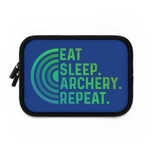 Può includere: Una custodia blu per tablet con la scritta "EAT SLEEP. ARCHERY. REPEAT." in verde. Il design include un arco sfumato verde. La custodia ha un bordo nero e una cerniera nera.