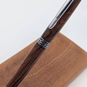 Bolígrafo de palo de rosa Santos (muy veteado), estilo Sim - Bolígrafo de madera torneada a mano con nudo celta y cromo - OOAK Hermoso patrón de grano único