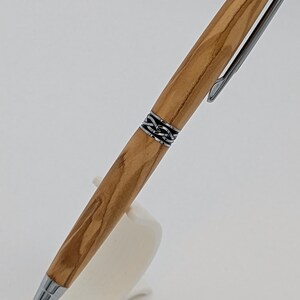 Olijfkleurige pen (figuur) - slankere stijl - Keltische knoop en chroom handgedraaide houten balpen - OOAK prachtig uniek nerfpatroon