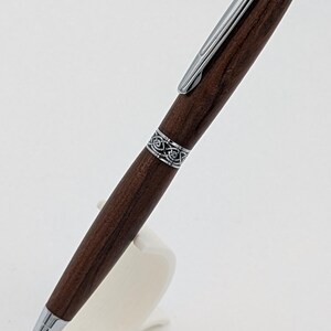 Santos palissander pen (donker), subtiele loopstijl - handgedraaide houten balpen met Keltische knoop en chroom - OOAK prachtig uniek nerfpatroon