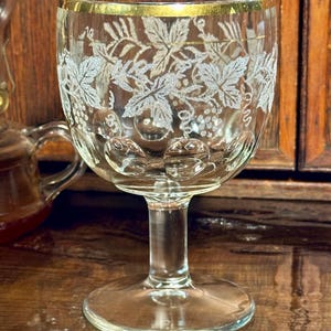 Vintage Bartlett Collins White Grape Leaf Verre à pied en verre gravé à l&#39;eau-forte avec bordure en or vigne à vin