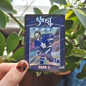 Carta da hockey Ghost Papa contro Toronto Maple Leafs / Fan Art Papa contro Hockey / Regalo per i fan di Ghost / Carta collezionabile olografica
