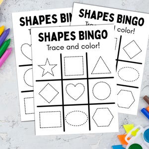 Könnte beinhalten: Drei weiße "Shapes Bingo" Arbeitsblätter mit Formen zum Nachzeichnen und Ausmalen. Die Arbeitsblätter sind von bunten Buntstiften, Markern und Farbe umgeben. Der Text auf den Arbeitsblättern lautet "Shapes Bingo Trace and color!"