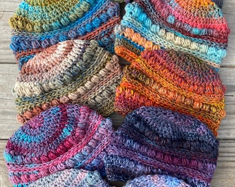 Gorro de ganchillo suave con colores vibrantes y opciones de color.