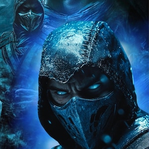 Puede incluir: Un primer plano de un personaje del videojuego Mortal Kombat. El personaje lleva una máscara y capucha azules, y tiene los ojos blancos brillantes. El fondo es un desenfoque azul y blanco.