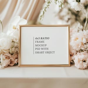 以下が含まれることがあります： 4x5 RATIO FRAME MOCKUP PSD WITH SMART OBJECTというテキストが中央の白い部分に記載された、長方形のゴールド調のフォトフレーム。フレームは横向きに配置されており、細い金属製の縁取りが施された清潔感のある仕上がりです。