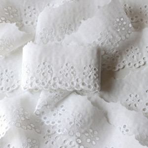 Vintage Flat embroidered Eyelet Trim - Aged white