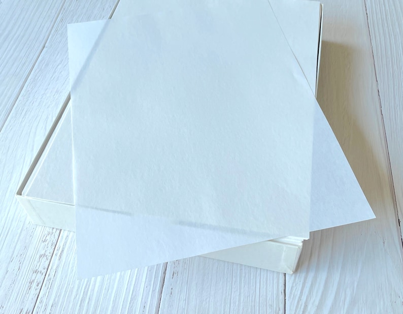 Pu&ograve; includere: Una scatola bianca con un mucchio di carta velina bianca all'interno. La carta velina &egrave; leggermente traslucida e ha una consistenza morbida e stropicciata.