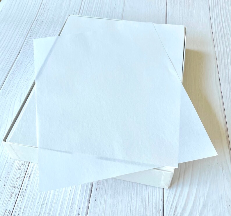 Pu&ograve; includere: Una scatola bianca con carta velina bianca all'interno. La carta velina &egrave; piegata a forma di triangolo.