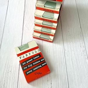 Boîte d&#39;étiquettes vintage gommées pour machines à écrire - Etiquettes vertes pour fichiers en accordéon