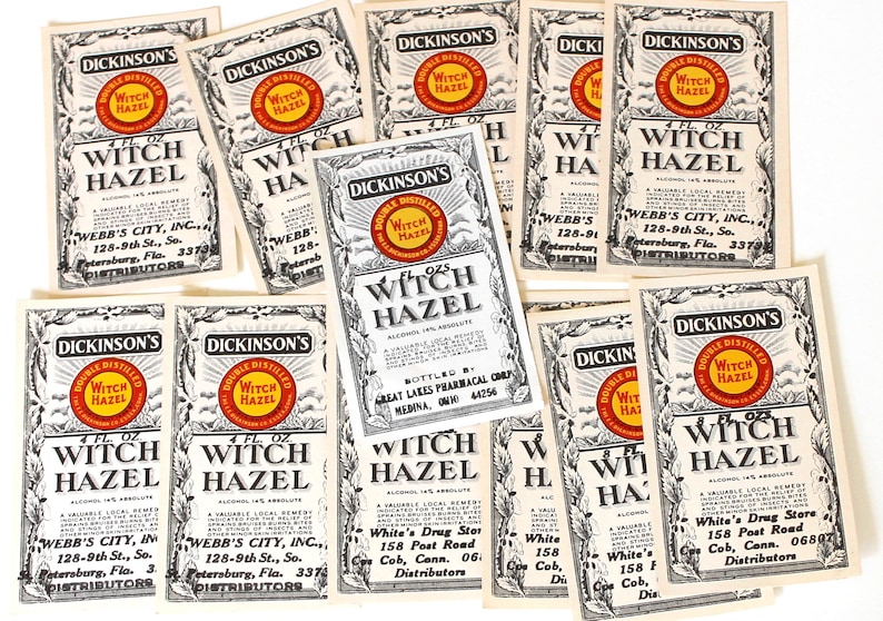Puede incluir: Una colecci&oacute;n de etiquetas vintage de Witch Hazel de Dickinson. Las etiquetas presentan el nombre del producto en letras grandes, con un logotipo circular y bordes decorativos. Las etiquetas son de color crema con texto negro y rojo.