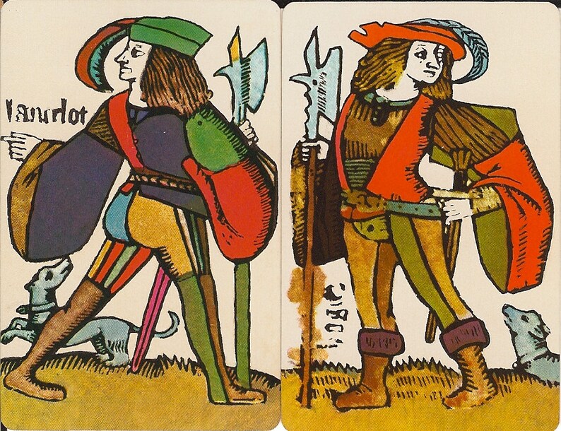 Puede incluir: Dos cartas de juego de una baraja de tarot. Las cartas son el Sota de Bastos y el Sota de Espadas. El Sota de Bastos es un hombre con un sombrero verde y una camisa a rayas rojas y azules. &Eacute;l est&aacute; sosteniendo un basto y un perro est&aacute; a sus pies. El Sota de Espadas es un hombre con un sombrero rojo y una camisa a rayas rojas y verdes. &Eacute;l est&aacute; sosteniendo una espada y un perro est&aacute; a sus pies.