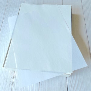 Pu&ograve; includere: Una scatola bianca con una fodera in carta velina bianca. La carta velina &egrave; piegata sopra la parte superiore della scatola.