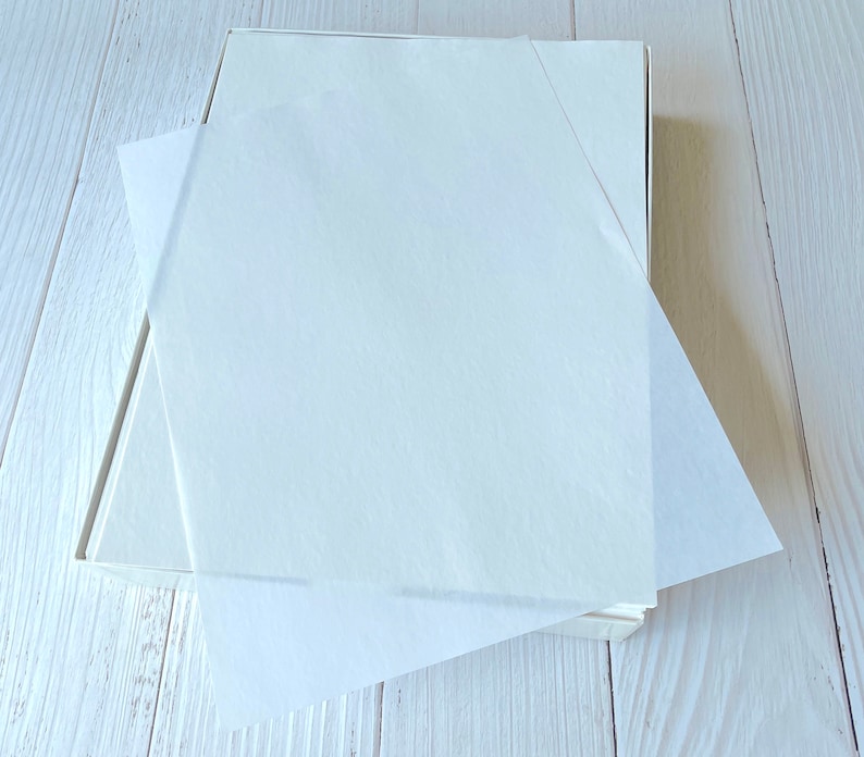 Pu&ograve; includere: Una scatola bianca con una fodera in carta velina bianca. La carta velina &egrave; piegata sopra la parte superiore della scatola.