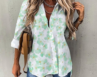 Blusa abotonada de color verde menta con estampado floral, corte relajado, mangas enrollables, camisa informal.