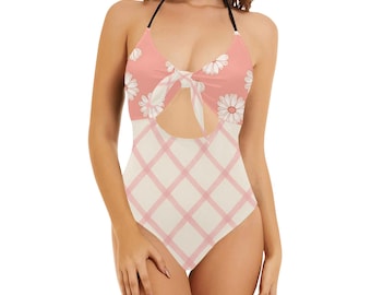 Traje de baño de una pieza rosa con aberturas florales, traje de baño estilo cottagecore, traje de baño con lazo frontal, traje de baño femenino con cuello halter, traje de baño romántico de verano.
