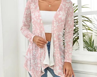 Cárdigan ligero rosa con estampado floral, de punto de manga larga con frente abierto, ideal para combinar en primavera y verano.