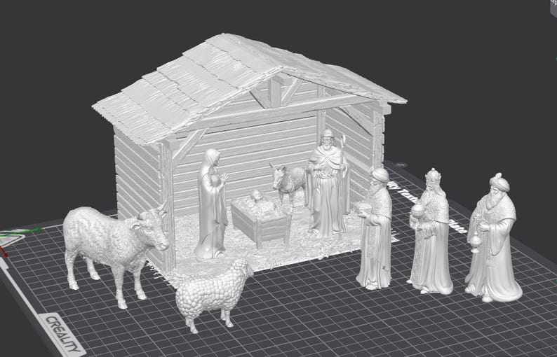 Op de afbeelding: Een witte kerststal met een houten stal, figuren van Maria, Jozef, het kindje Jezus en de drie wijzen. Ook inbegrepen zijn figuren van een ezel, een schaap en een koe. De sc&egrave;ne staat op een zwart oppervlak.