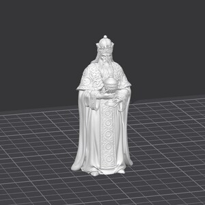 Op de afbeelding: Een wit beeldje van een geklede figuur met een kroon, die een kelk vasthoudt. De figuur heeft een lange baard en gedetailleerde kleding. Het beeldje is waarschijnlijk een religieuze of historische figuur.