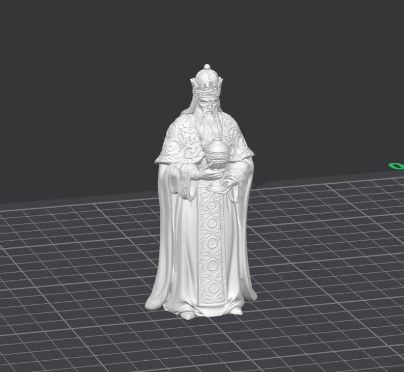 Op de afbeelding: Een wit beeldje van een geklede figuur met een kroon, die een kelk vasthoudt. De figuur heeft een lange baard en gedetailleerde kleding. Het beeldje is waarschijnlijk een religieuze of historische figuur.