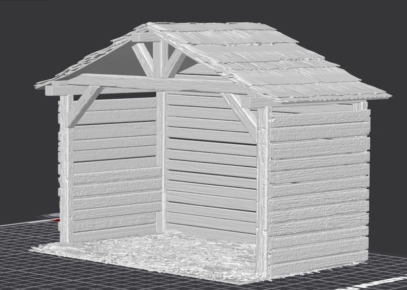 Op de afbeelding: Een grijswaardenweergave van een kleine houten constructie, mogelijk een schuur of schuilplaats. Het ontwerp heeft een lattenroosterdak en muren, ondersteund door een houten frame. De constructie staat op een getextureerde basis.