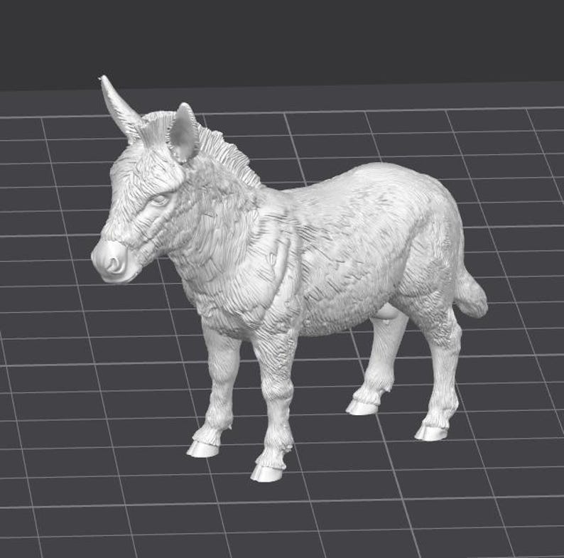 Op de afbeelding: Een gedetailleerd, driedimensionaal model van een ezel, weergegeven in een neutrale, lichtgrijze kleur. De sculptuur heeft getextureerde vacht en realistische anatomische details, waaronder oren, een staart en hoeven. De ezel staat op een rasterachtergrond.
