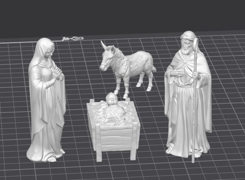 Op de afbeelding: Een 3D-geproduceerde kerststal met figuren van Maria, Jozef, het kindje Jezus in een kribbe en een ezel. De figuren zijn allemaal wit en in een klassieke pose. De sc&egrave;ne staat op een raster.