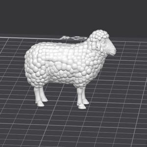 Op de afbeelding: Een witte, driedimensionale schapenfiguur. Het schaap heeft een pluizig, getextureerd lichaam en staat op vier poten. De kop is gedetailleerd met zichtbare gelaatstrekken. De figuur staat tegen een donkere achtergrond met een rasterpatroon.