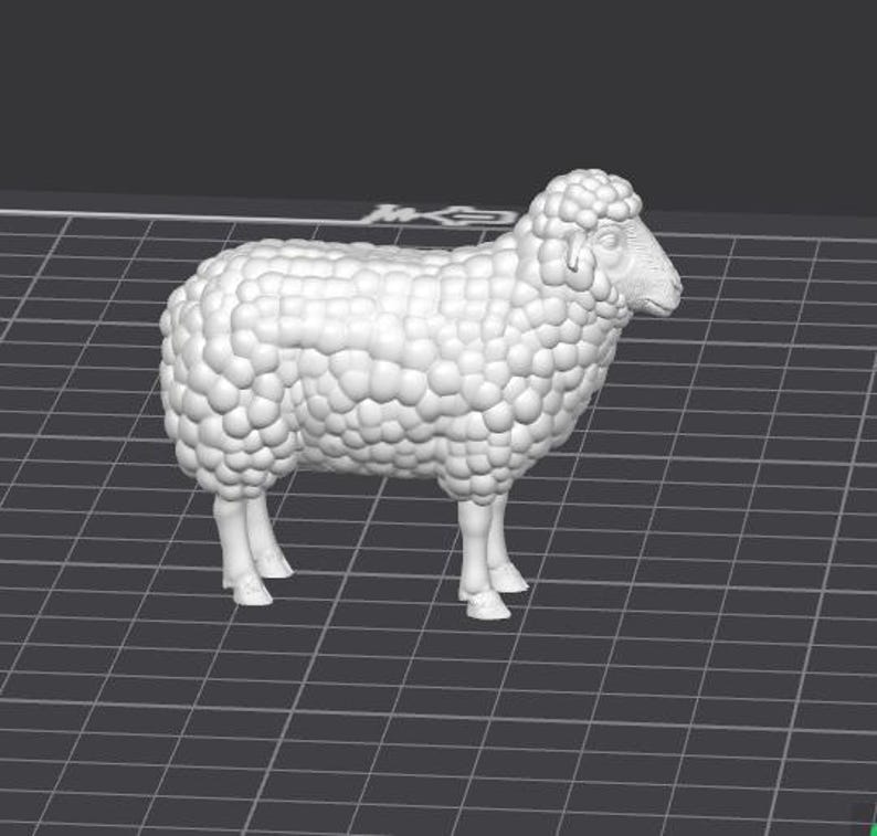 Op de afbeelding: Een witte, driedimensionale schapenfiguur. Het schaap heeft een pluizig, getextureerd lichaam en staat op vier poten. De kop is gedetailleerd met zichtbare gelaatstrekken. De figuur staat tegen een donkere achtergrond met een rasterpatroon.