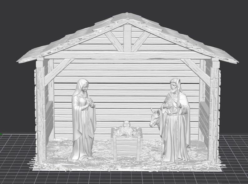 Op de afbeelding: Een witte kerststal met Maria, Jozef en het kindje Jezus in een houten stal. De figuren zijn gedetailleerd en staan voor een houten constructie met een schuin dak. De sc&egrave;ne bevat een ezel.