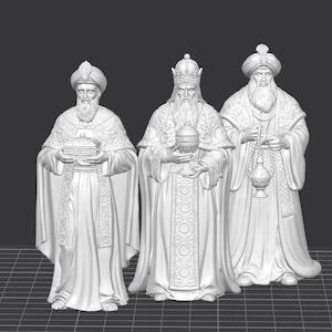 Op de afbeelding: Drie witte beelden van de Drie Wijzen, elk met een lange baard en uitgebreide gewaden. E&eacute;n houdt een doos vast, een ander een kelk en de derde een wierookvat. De figuren staan, met gedetailleerde gelaatstrekken en kleding.