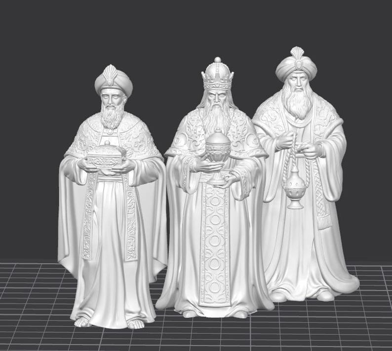 Op de afbeelding: Drie witte beelden van de Drie Wijzen, elk met een lange baard en uitgebreide gewaden. E&eacute;n houdt een doos vast, een ander een kelk en de derde een wierookvat. De figuren staan, met gedetailleerde gelaatstrekken en kleding.