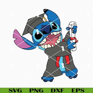 Op de afbeelding: Een blauw stripfiguur, Stitch, met een afstudeerhoed en toga, met een diploma. De afbeelding is een vectorafbeelding met de woorden "SVG PNG DXF EPS" onderaan.