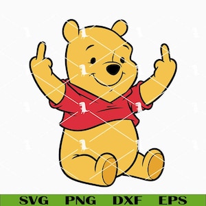 Pode incluir: Uma ilustração de desenho animado de um urso amarelo vestindo uma camisa vermelha, sentado e mostrando o dedo do meio com as duas mãos. O urso tem uma expressão sorridente. A parte inferior da imagem tem as palavras "SVG PNG DXF EPS" em verde.