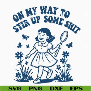 Könnte beinhalten: Marineblaue Grafik mit einem lächelnden Mädchen, das einen Löffel hält, umgeben von Blumen und Schmetterlingen. Der Text oben lautet "ON MY WAY TO STIR UP SOME SHIT". Das Bild ist im Retro-Stil gehalten.