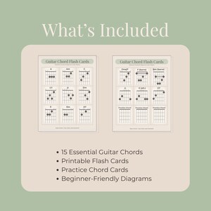 Puede incluir: Dos tarjetas did&aacute;cticas de acordes de guitarra con diagramas de varios acordes, incluidos A, C, Dm y E7. El texto "What's Included" est&aacute; en la parte superior, con vi&ntilde;etas que enumeran 15 acordes de guitarra esenciales, tarjetas did&aacute;cticas imprimibles, tarjetas de acordes de pr&aacute;ctica y diagramas para principiantes.