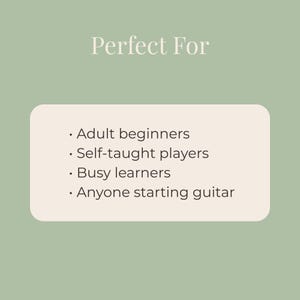 Może przedstawiać: Jasnozielone tło z napisem "Perfect For" czcionką szeryfową. Poniżej, biały zaokrąglony prostokąt wymienia: Początkujący dorośli, Samoucy, Zapracowani uczniowie i Każdy, kto zaczyna grać na gitarze.