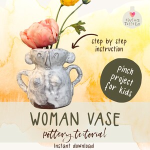 Könnte beinhalten: Handgefertigte Keramik-Frauen-Vase mit Gesicht und Armen, die rosa und gelbe Blumen hält. Die Vase ist weiß mit grauen Akzenten. Der Text enthält "WOMAN VASE pottery tutorial Instant download" und "Pinch project for kids".