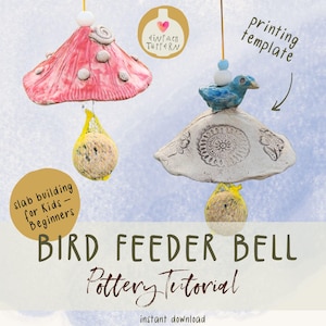 Può includere: Due mangiatoie per uccelli in ceramica, una a forma di fungo rosa e l'altra bianca con un uccello blu sopra. Entrambe sono appese con una palla di mangime per uccelli sotto. Testo: "BIRD FEEDER BELL Pottery Tutorial".