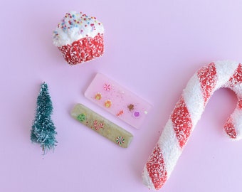 Christmas resin clip set.