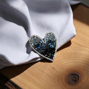 Broche exquisito, hecho a mano, broche vintage para mujer, con forma de corazón azul y cristal pavé, accesorio para traje, regalo de San Valentín.