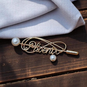 Broche con nombre personalizado, broche hecho a mano para mujer, broche de perla, adorno para boda, broche para traje, fiesta, regalo de dama de honor, San Valentín.