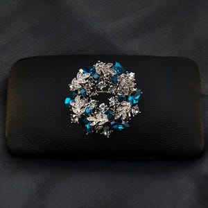 Broche couronne en cristal de saphir faite main - Bijoux en strass bleu roi et argent pour mariages, sacs de soirée, cadeaux de demoiselle d'honneur avec
