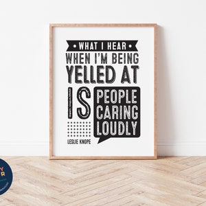 Leslie Knope "People Caring Loudly" DIY druckbares digitales typografisches Poster, Parks & Freizeit TV-Zitat, schwarzweißer Kunstdruck