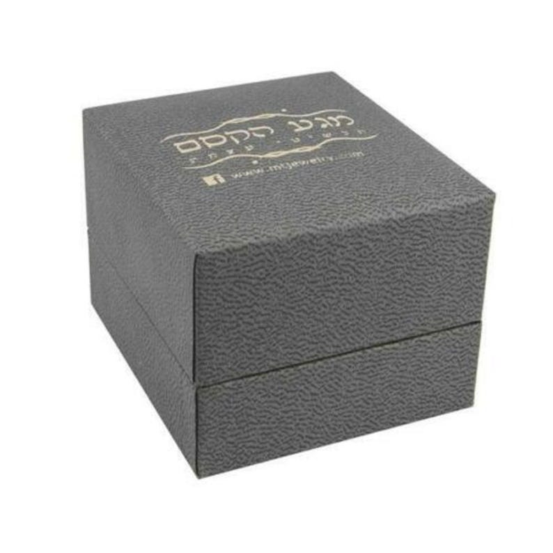 May include: A gray textured box with the text "מגניב סקס" and "MY JEWELRY" in gold lettering. The text also includes the website "www.myjewelry.com".