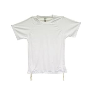 Peut inclure: T-shirt blanc à manches courtes et col rond. Le t-shirt a une étiquette sur le col et des cordons qui pendent de l'ourlet inférieur. Les manches ont des accents bleus aux extrémités. Le t-shirt est en matière légère.