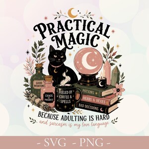 Puede incluir: Una ilustración gráfica que muestra un gato negro, una bola de cristal, libros apilados titulados Potions, Herbs & Hexes y Bad Decisions, y botellas etiquetadas como Good Intentions y Chaos in Progress. El texto dice Practical Magic, Fueled by Coffee & Spells y Because Adulting is Hard and Sarcasm is My Love Language.