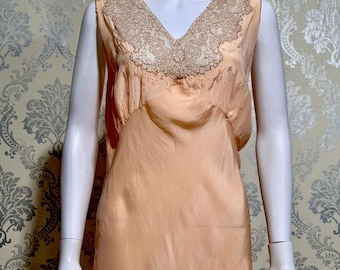 Vintage nachtjapon uit de jaren 1930, onderjurk met perzikkleurige zijdelings gesneden lingerie, groot