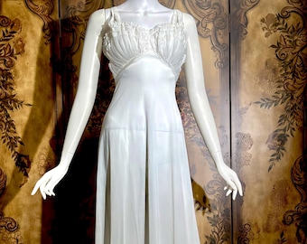 Camisola vintage dos anos 1940, modelo YOLANDE, em nylon branco com babados e comprimento total.